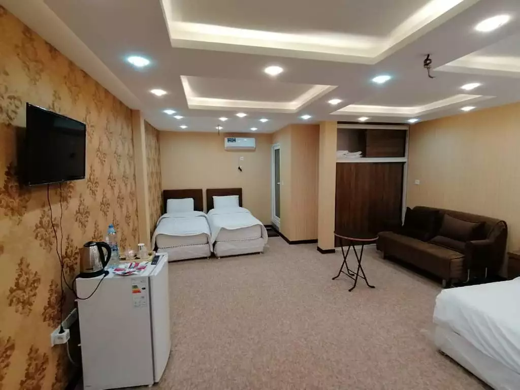 اتاق عمارت مرمر با تخت‌های دوقلو و نشیمن