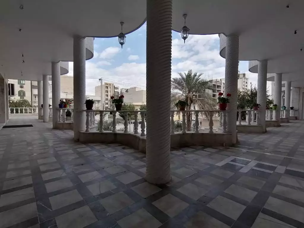 ایوان ستون‌دار عمارت مرمر با کف‌پوش طرح‌دار