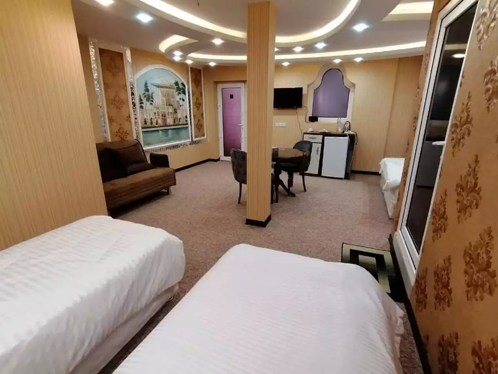 اتاق عمارت مرمر با دو تخت و نشیمن