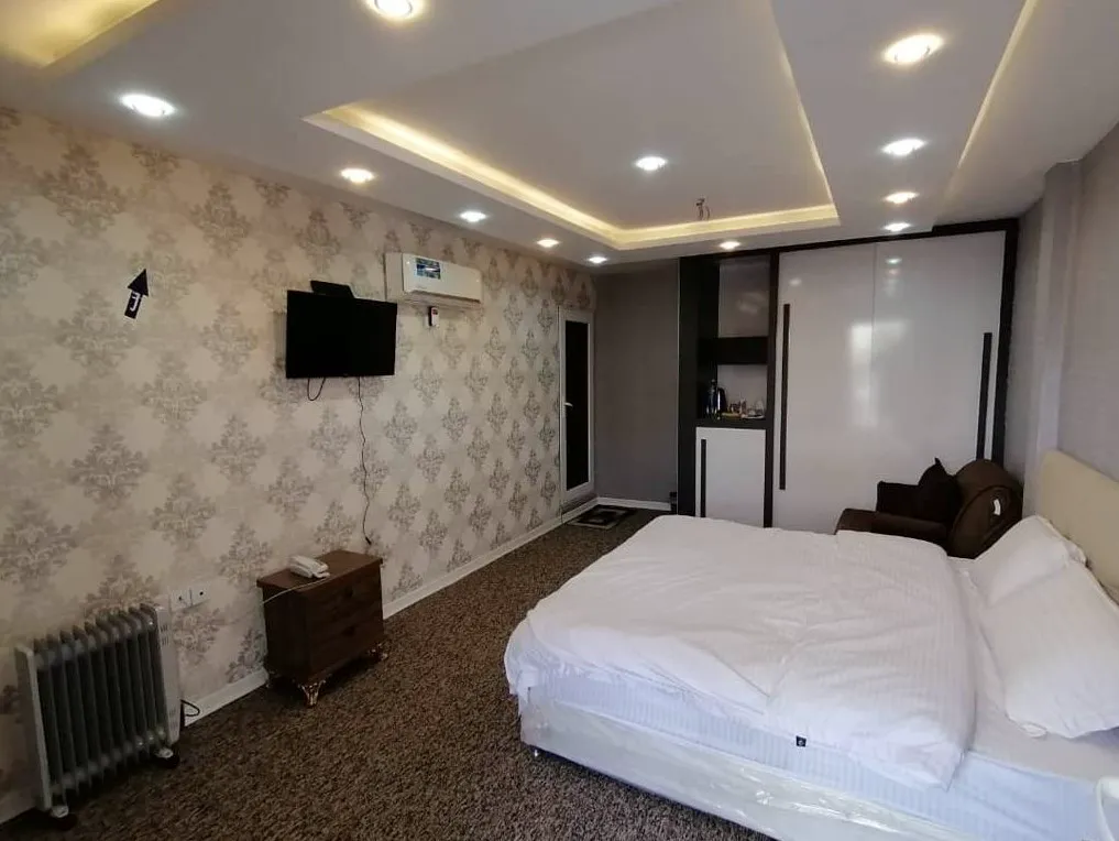 اتاق عمارت مرمر با تخت دونفره و تلویزیون