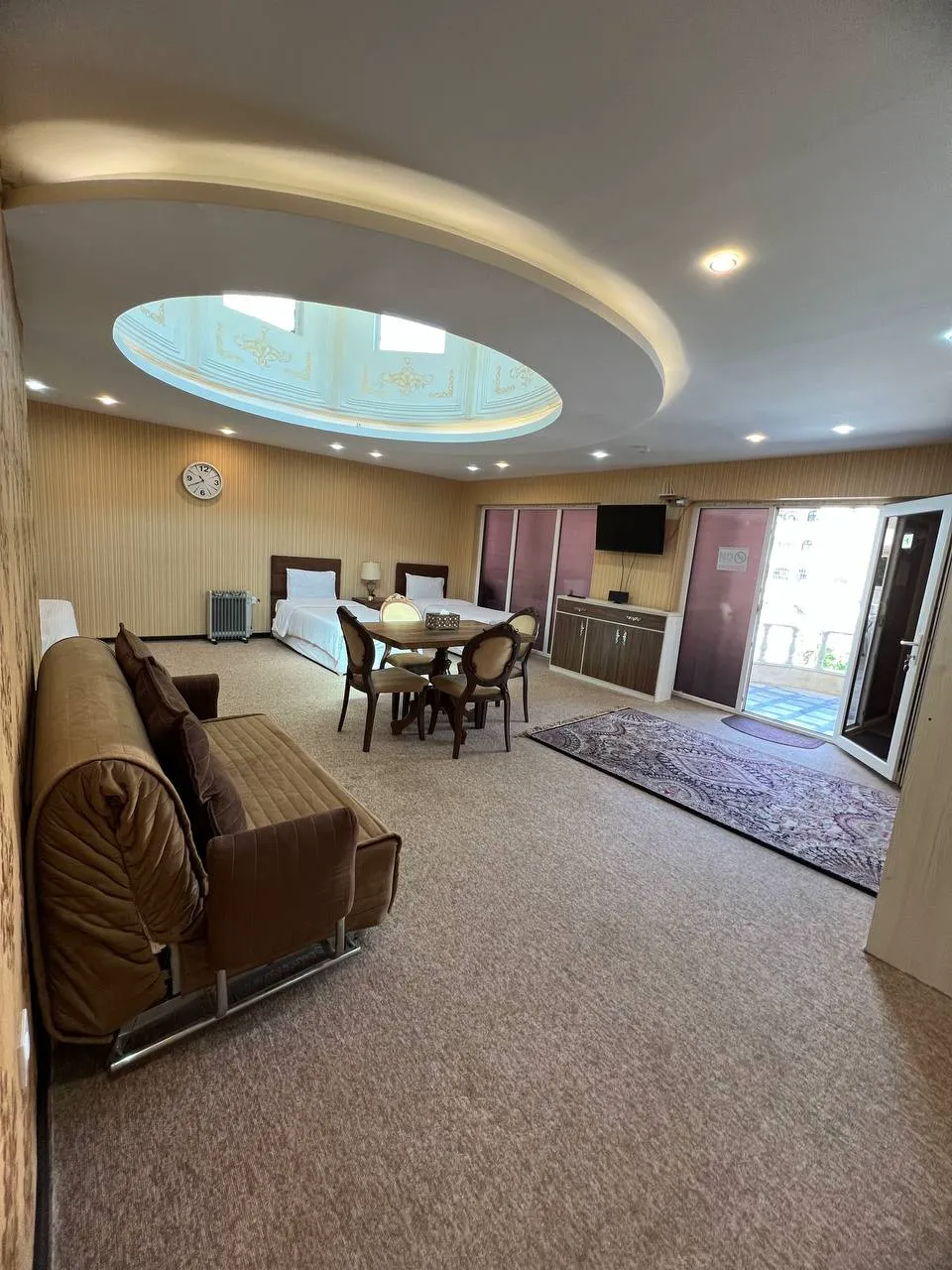 فضای نشیمن و تخت‌های اتاق عمارت مرمر