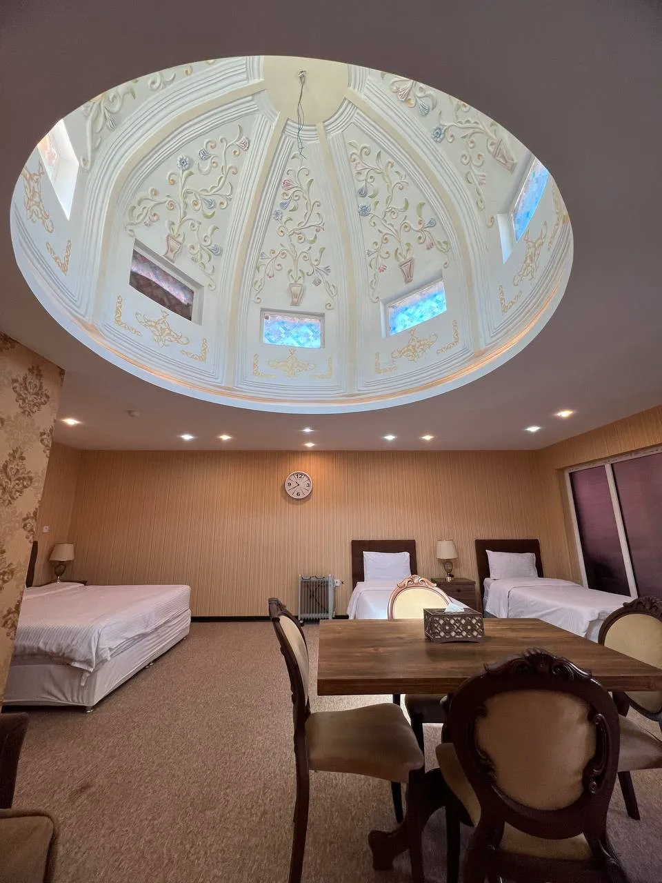 اتاق عمارت مرمر با سقف گنبدی تزئینی