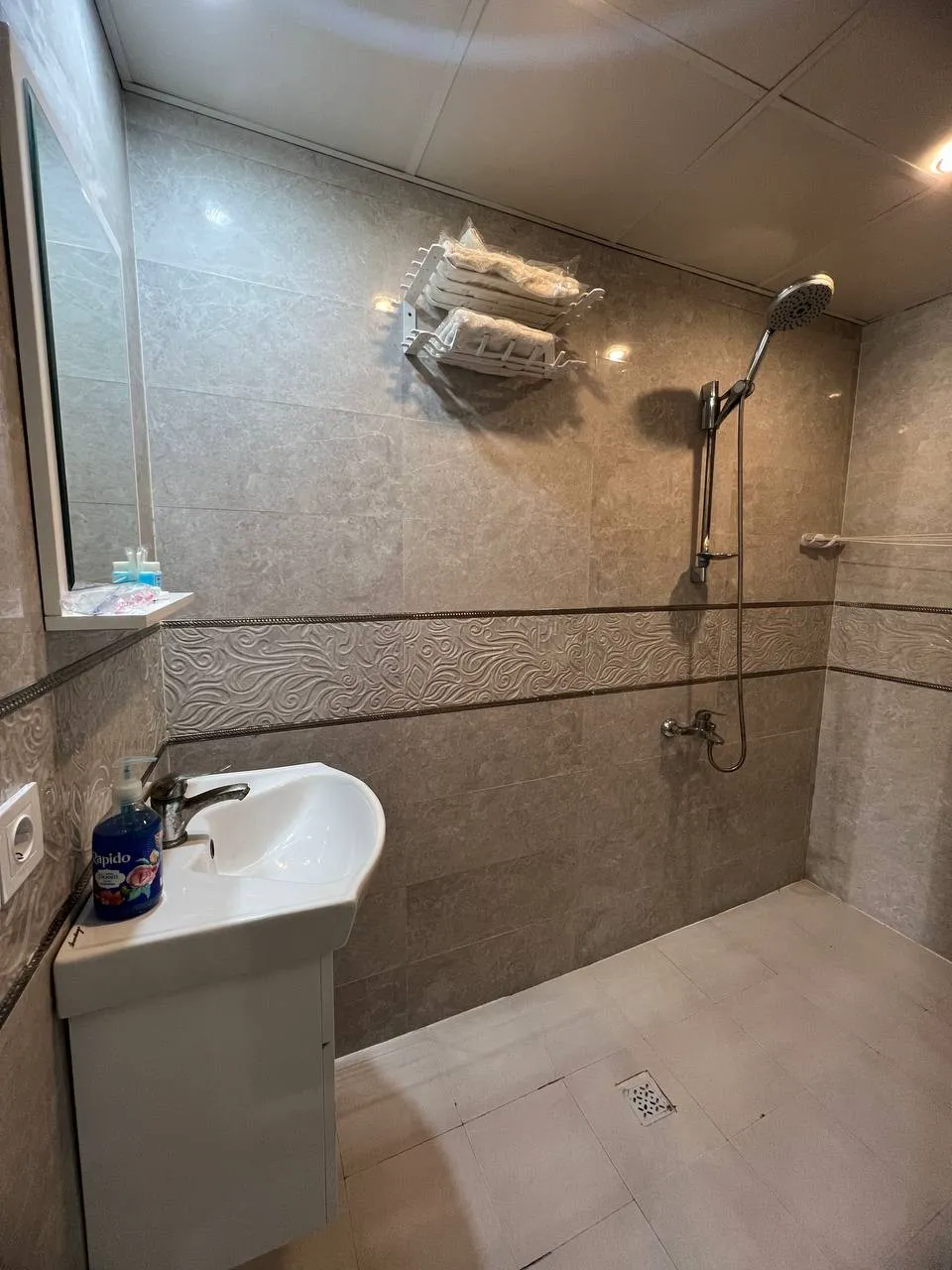 حمام با دوش و روشویی عمارت مرمر