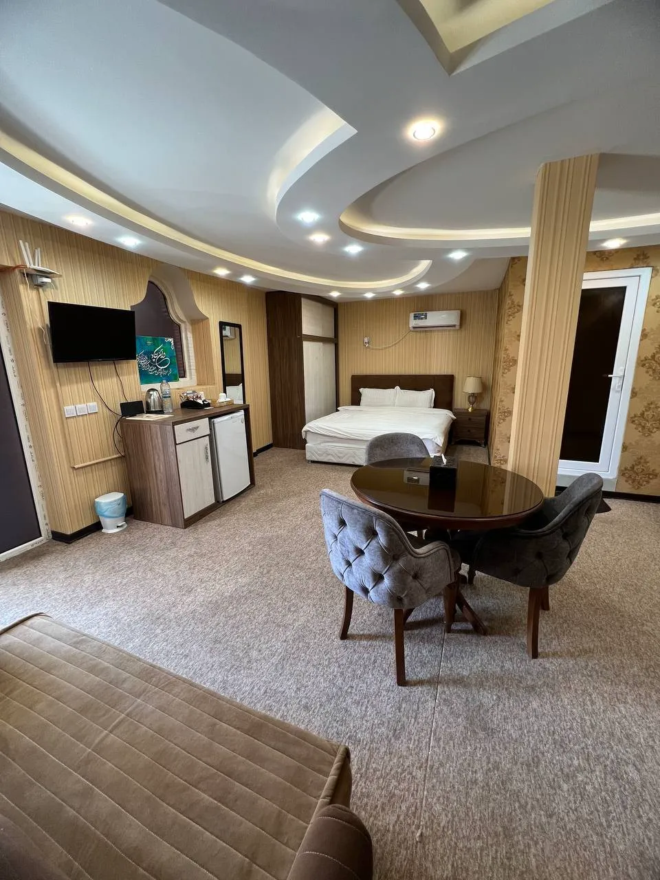 اتاق عمارت مرمر با تخت و نشیمن