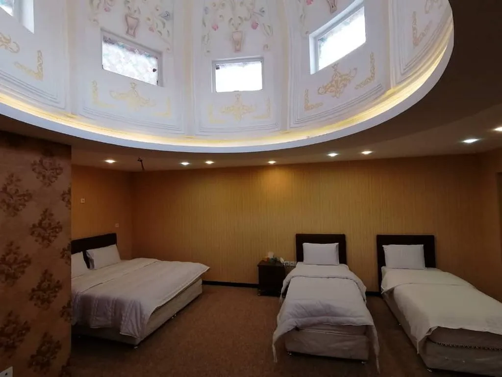 اتاق عمارت مرمر با سه تخت یک‌نفره