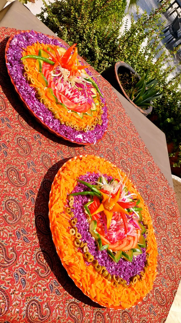 دیزاین گل‌آرایی خوراکی روی میز عمارت مرمر