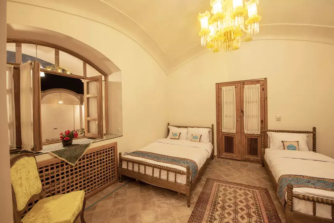 اتاق دوخوابه عمارت محمودیه با پنجره قوسی