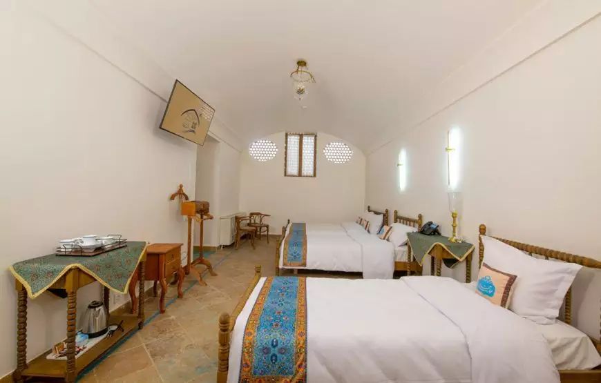 اتاق عمارت محمودیه با دو تخت یک‌نفره