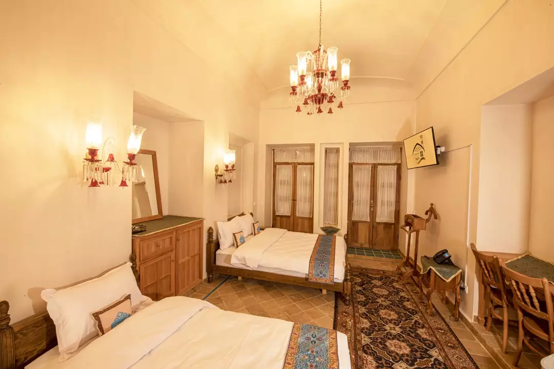 اتاق دوخوابه عمارت محمودیه با تخت‌های سنتی