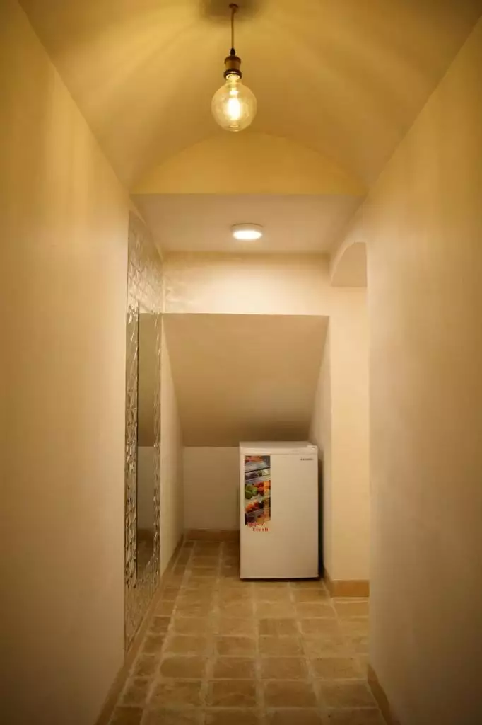 راهروی عمارت محمودیه با یخچال کوچک