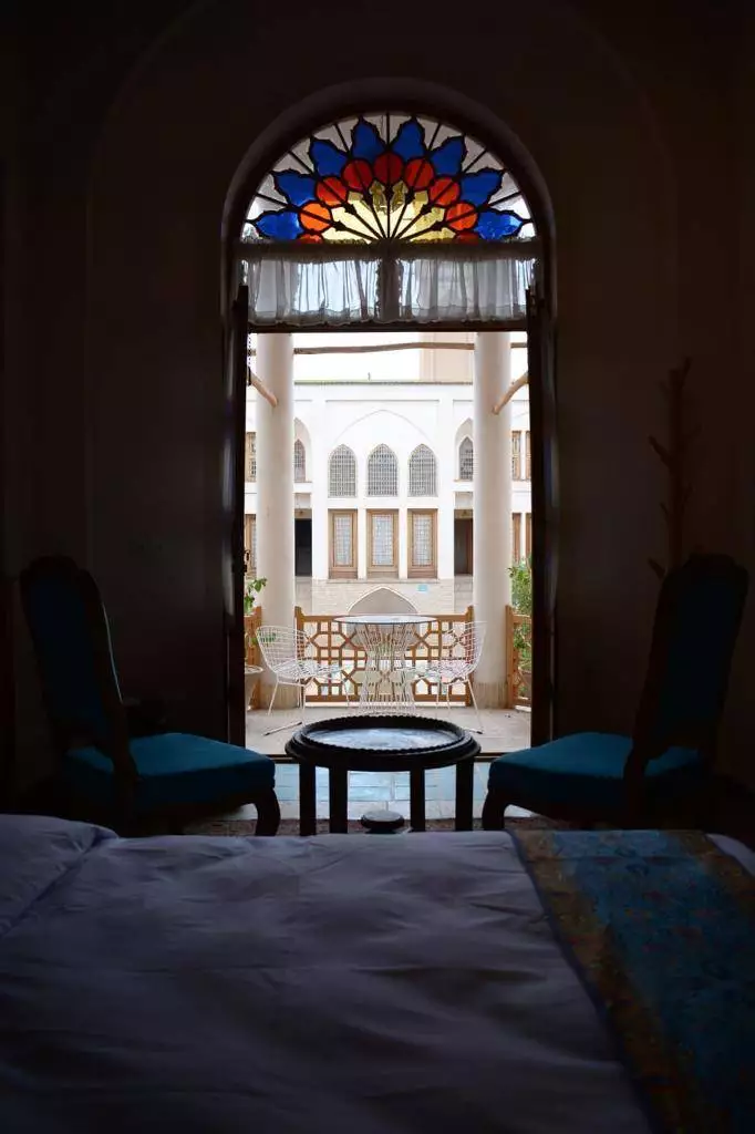 تخت و پنجره ارسی رنگی عمارت محمودیه