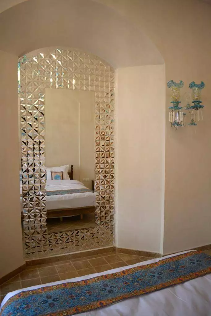 طاقچه آینه‌کاری‌شده اتاق عمارت محمودیه