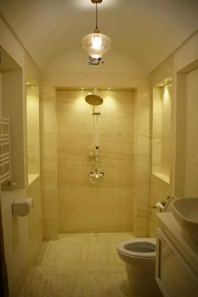 حمام سنگی با دوش عمارت محمودیه