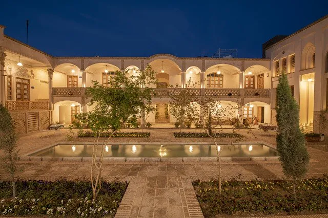 حیاط عمارت محمودیه با حوض و نورپردازی شبانه