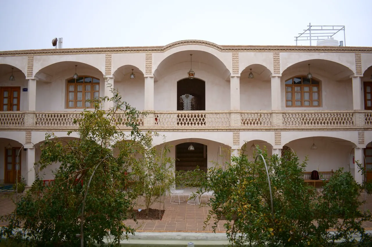حیاط مرکزی عمارت محمودیه با باغچه و ایوان دوطبقه