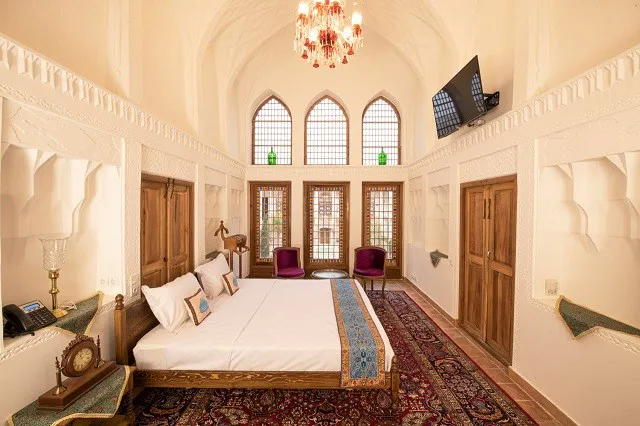 تخت دونفره در اتاق قوس‌دار عمارت محمودیه