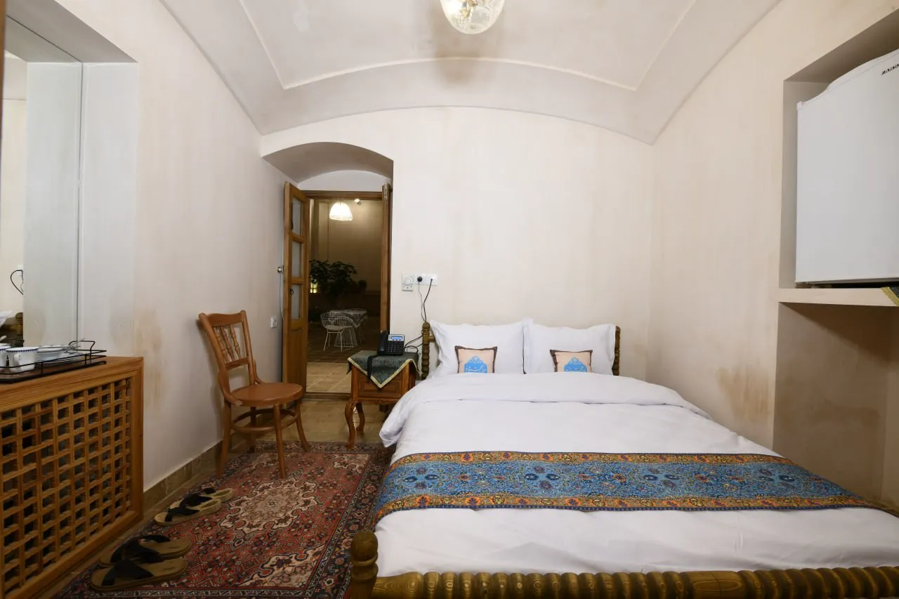 تخت دونفره با روتختی سنتی در عمارت محمودیه