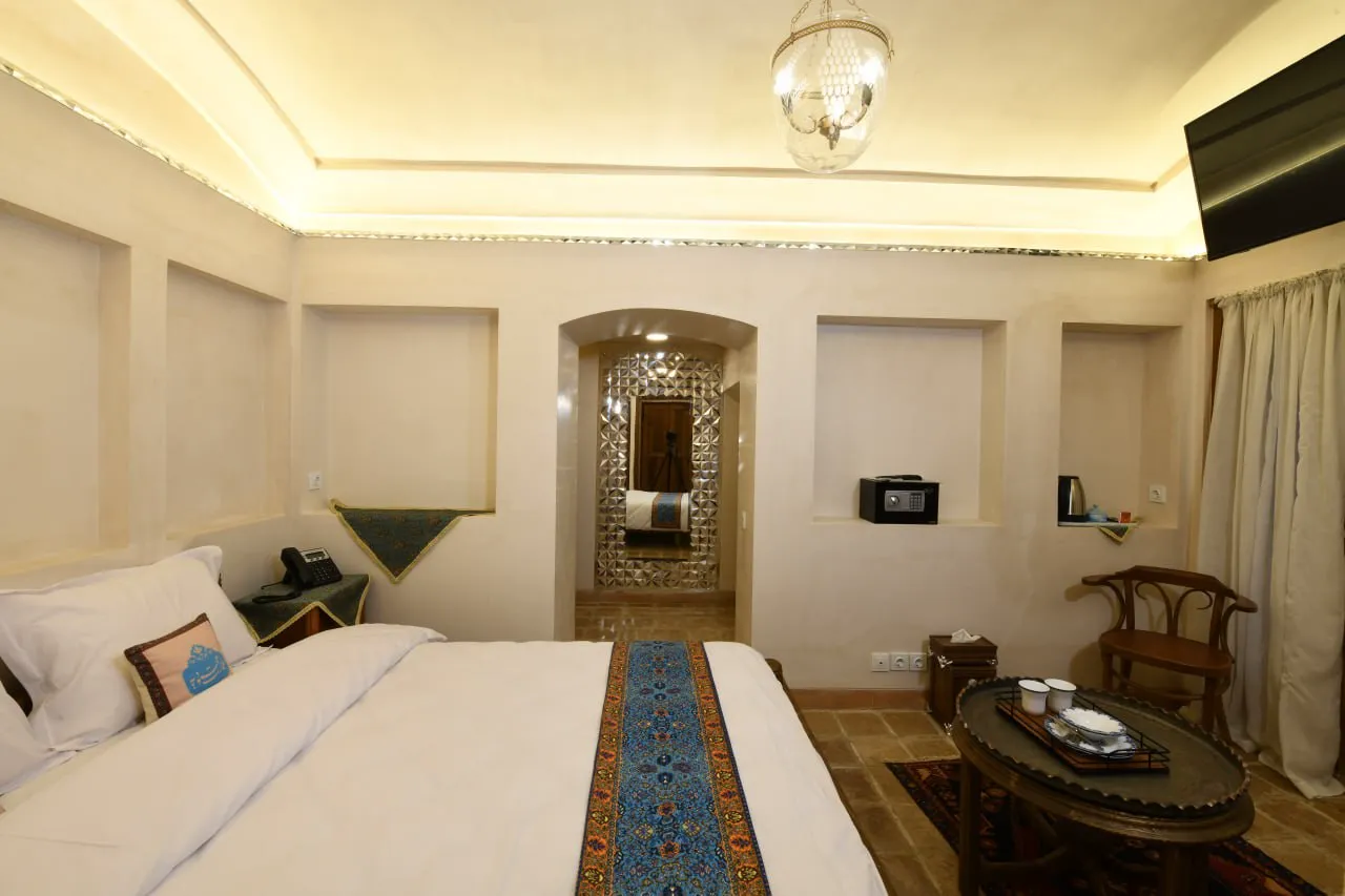 اتاق خواب عمارت محمودیه با تخت و فرشینه آبی