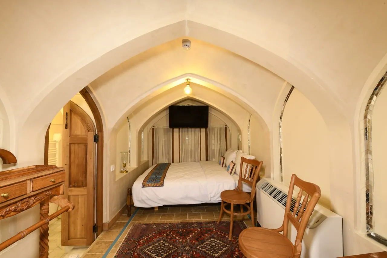 اتاق عمارت محمودیه با سقف قوسی و تخت دونفره