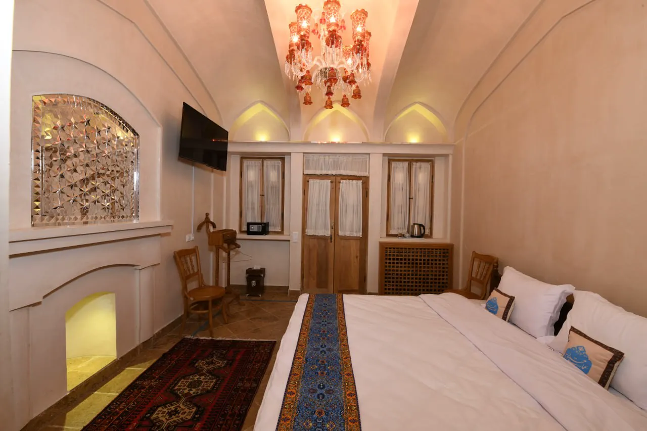 اتاق خواب طاق‌دار با لوستر در عمارت محمودیه