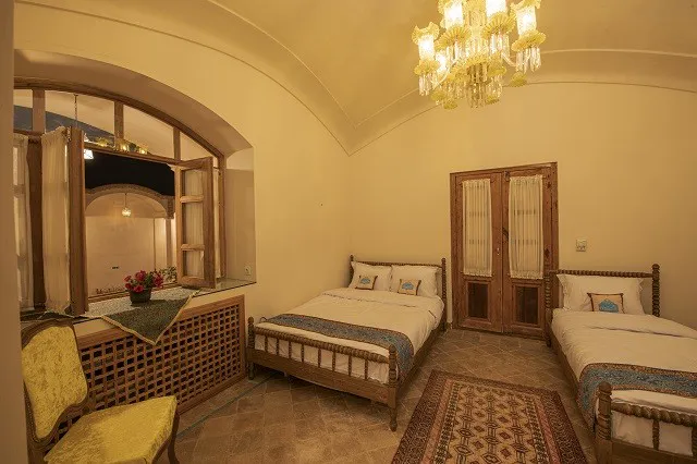 اتاق دو تخته عمارت محمودیه با پنجره قوسی
