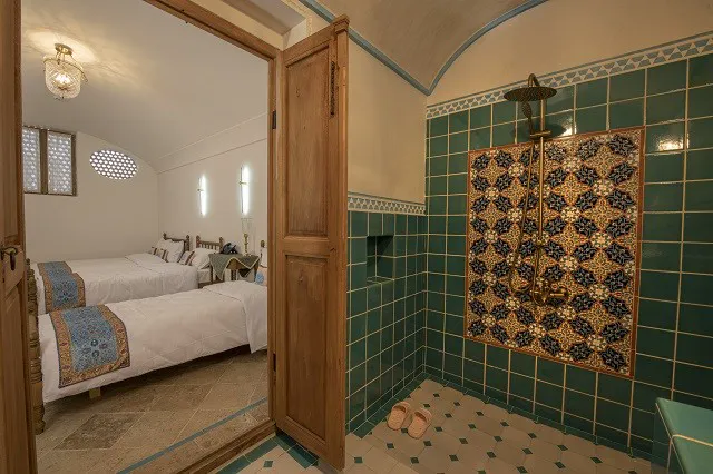 حمام کاشی‌کاری سبز کنار اتاق عمارت محمودیه