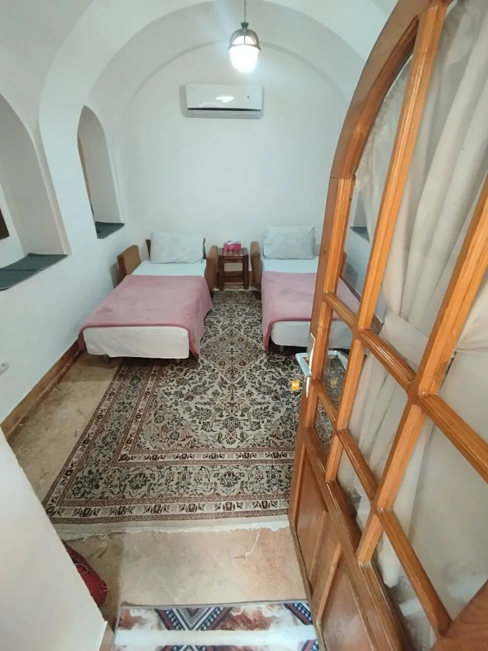 اتاق دوقلو خانه ترنج با فرش طرحدار