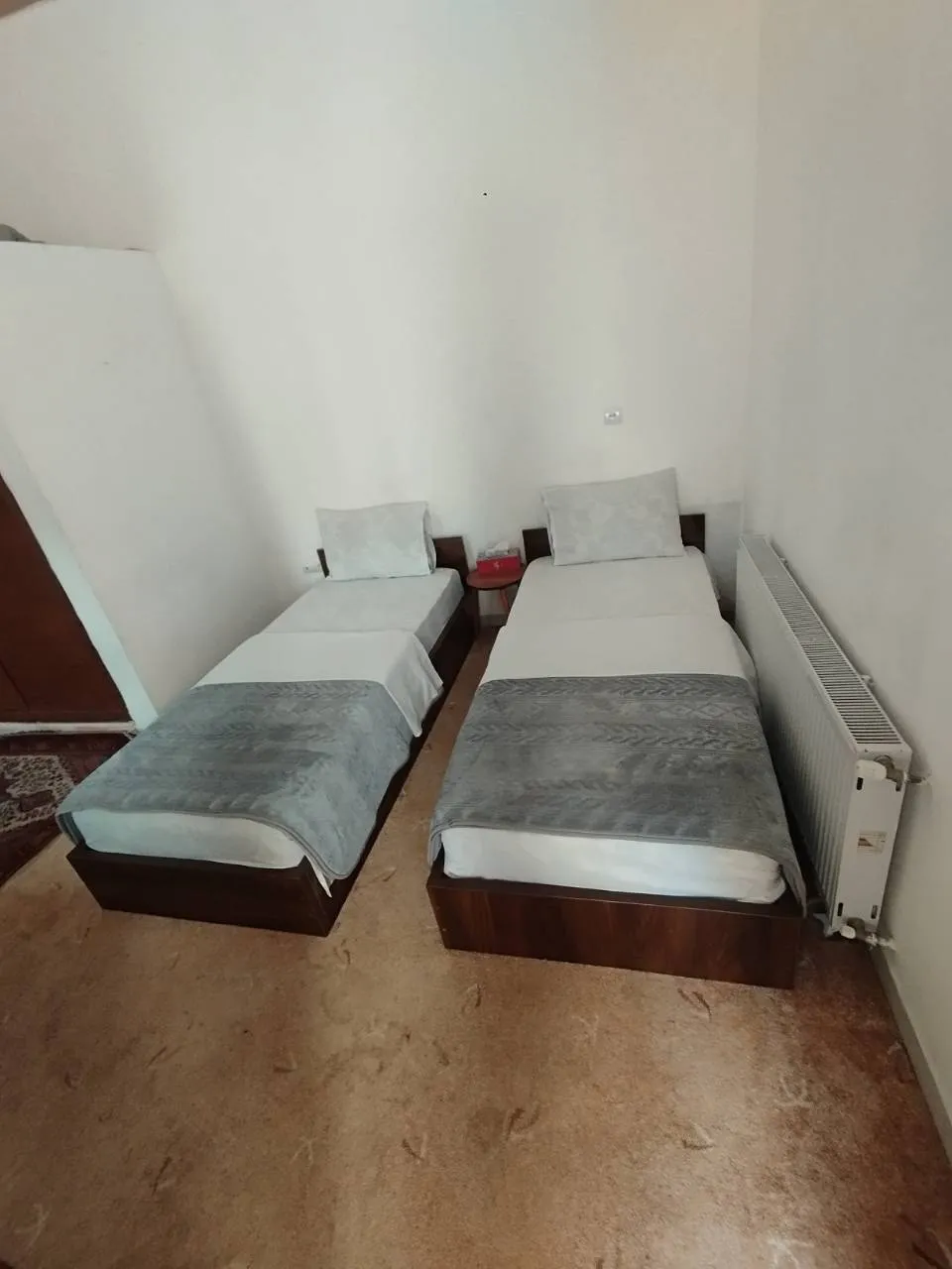 دو تخت یکنفره در اتاق خانه ترنج
