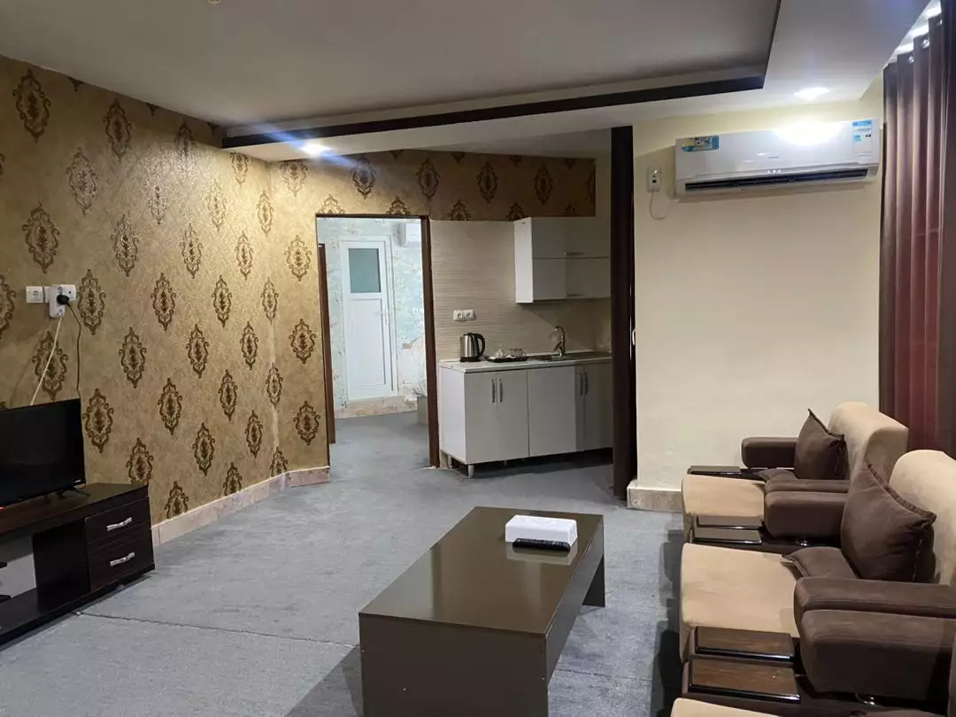 فضای نشیمن سلطان با مبلمان و آشپزخانه کوچک