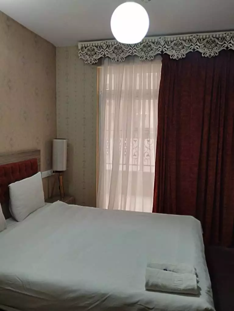 تخت دونفره اتاق هتل قاصدک کنار پنجره