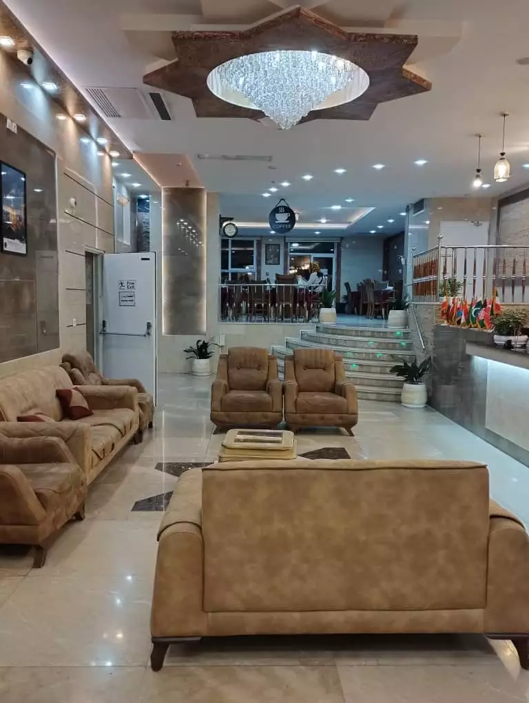 مبلمان و لوستر لابی هتل قاصدک