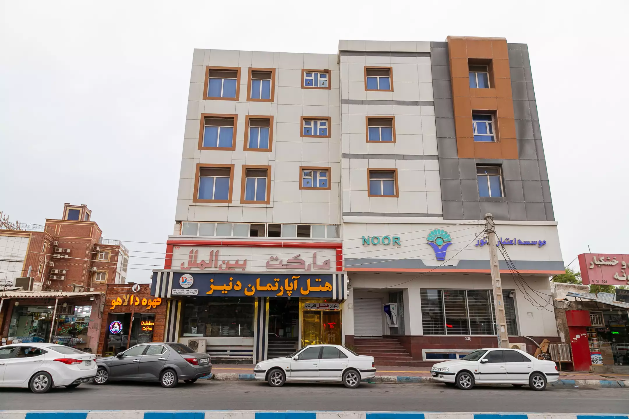 نمای بیرونی هتل آپارتمان دنیز در خیابان