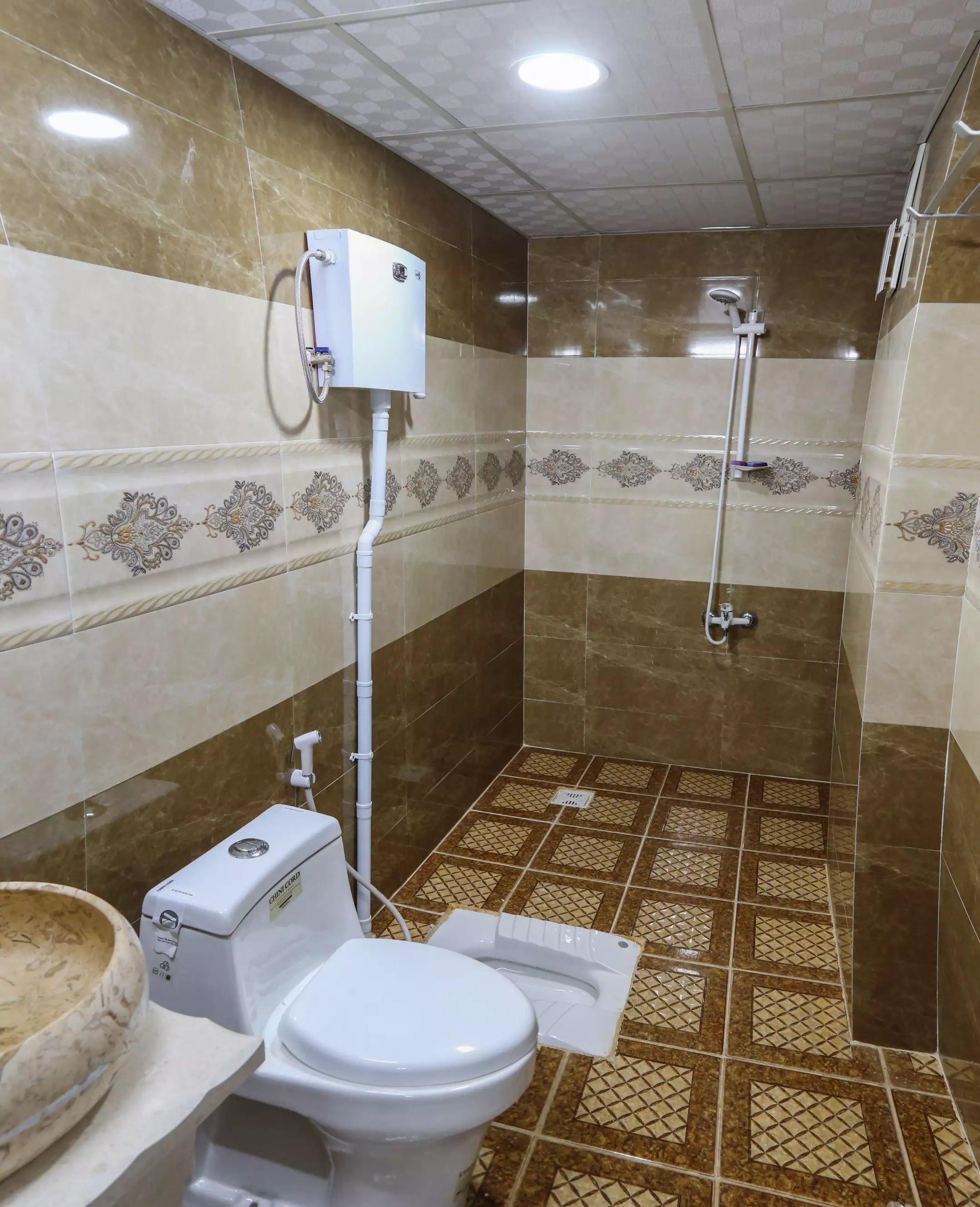 حمام هتل دنیز با دوش و توالت فرنگی