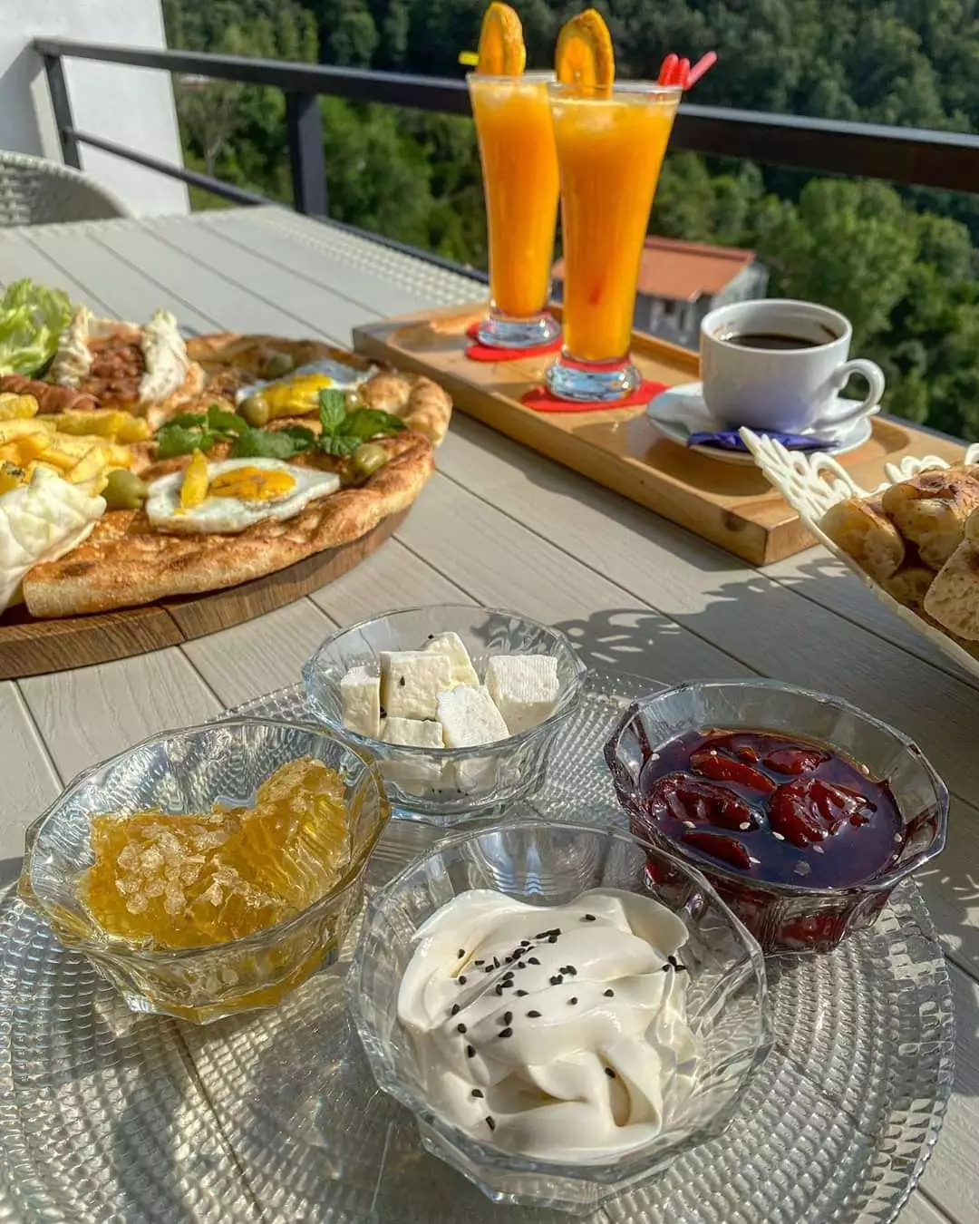 صبحانه هالیدی با نان، پنیر و نوشیدنی