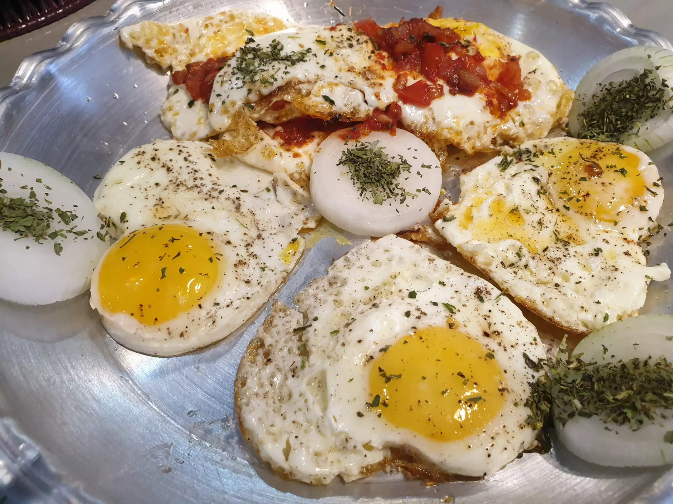 تخم‌مرغ نیمرو با سس گوجه در هالیدی