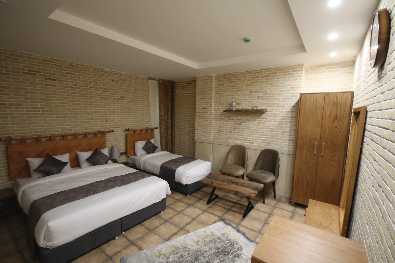 اتاق هفت دری با سه تخت و دیوار آجری