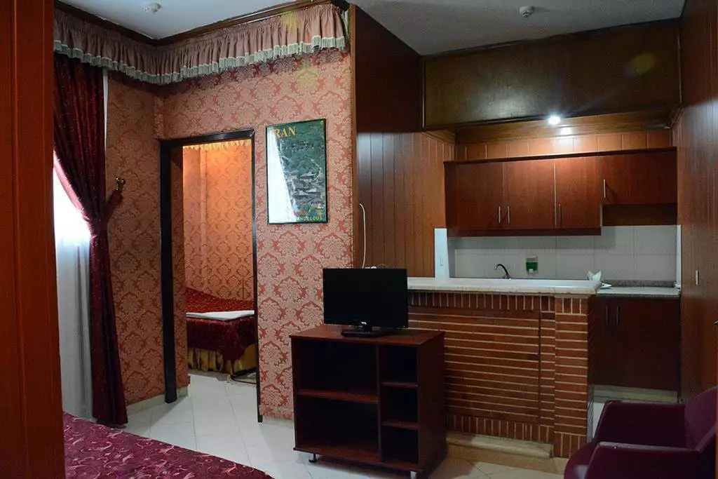 آشپزخانه اتاق هتل زیتون با کابینت چوبی و کانتر آجری