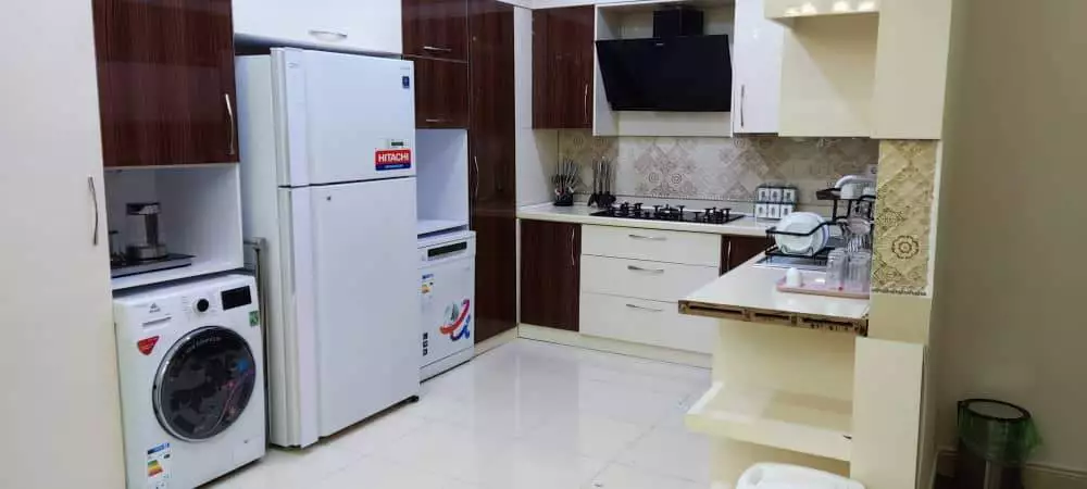 آشپزخانه مجهز به یخچال و ماشین لباسشویی هتل گراناز