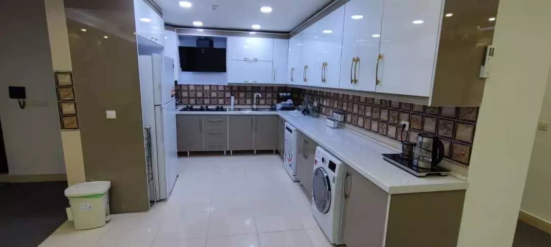 آشپزخانه مجهز هتل گراناز با کابینت سفید