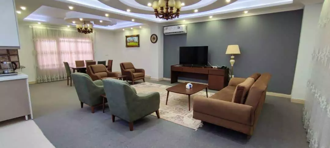 سالن نشیمن هتل گراناز با مبلمان و تلویزیون