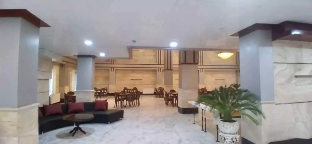 هیرکانی، لابی با مبلمان و گلدانهای سبز
