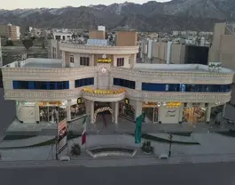 نمای بیرونی هتل مروارید جنوب در دامنه کوهستان