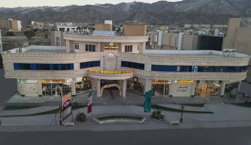 نمای بیرونی هتل مروارید جنوب در دامنه کوهستان