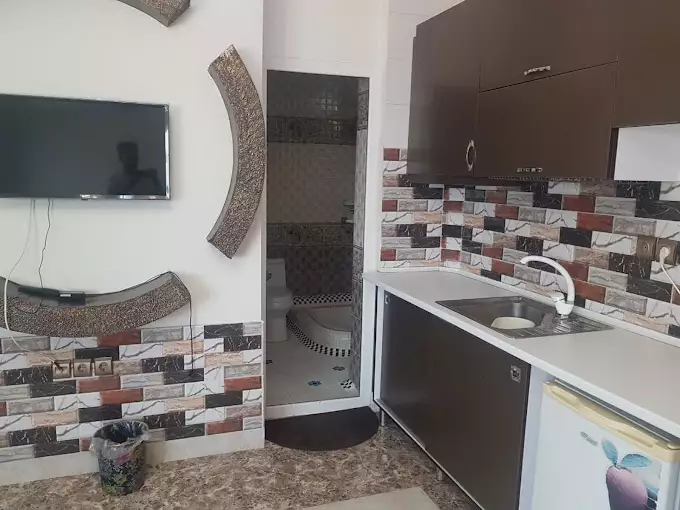 آشپزخانه هتل آتا با سینک و کاشی‌های طرح‌دار
