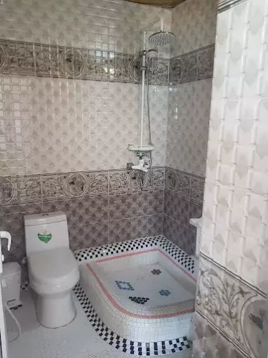 حمام کاشی‌کاری‌شده با دوش و توالت هتل آتا