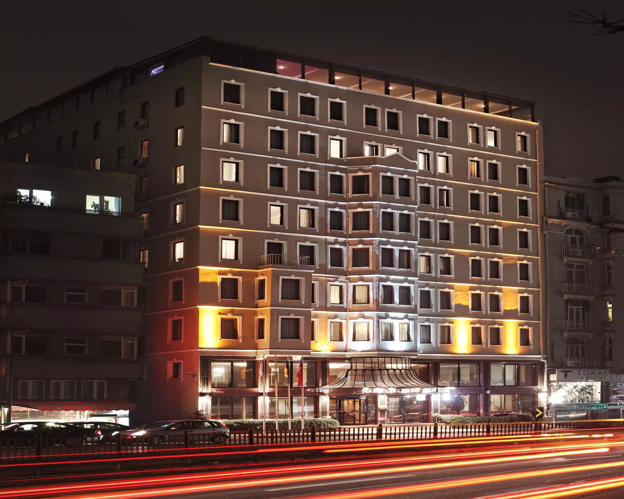 نمای شبانه هتل گرند هالیک با نورپردازی نما