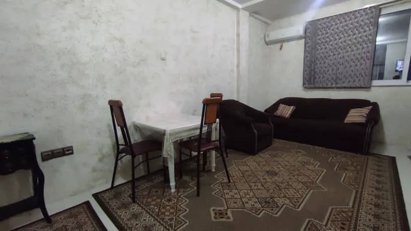 نشیمن هتل گل یاس با مبل و میز غذاخوری