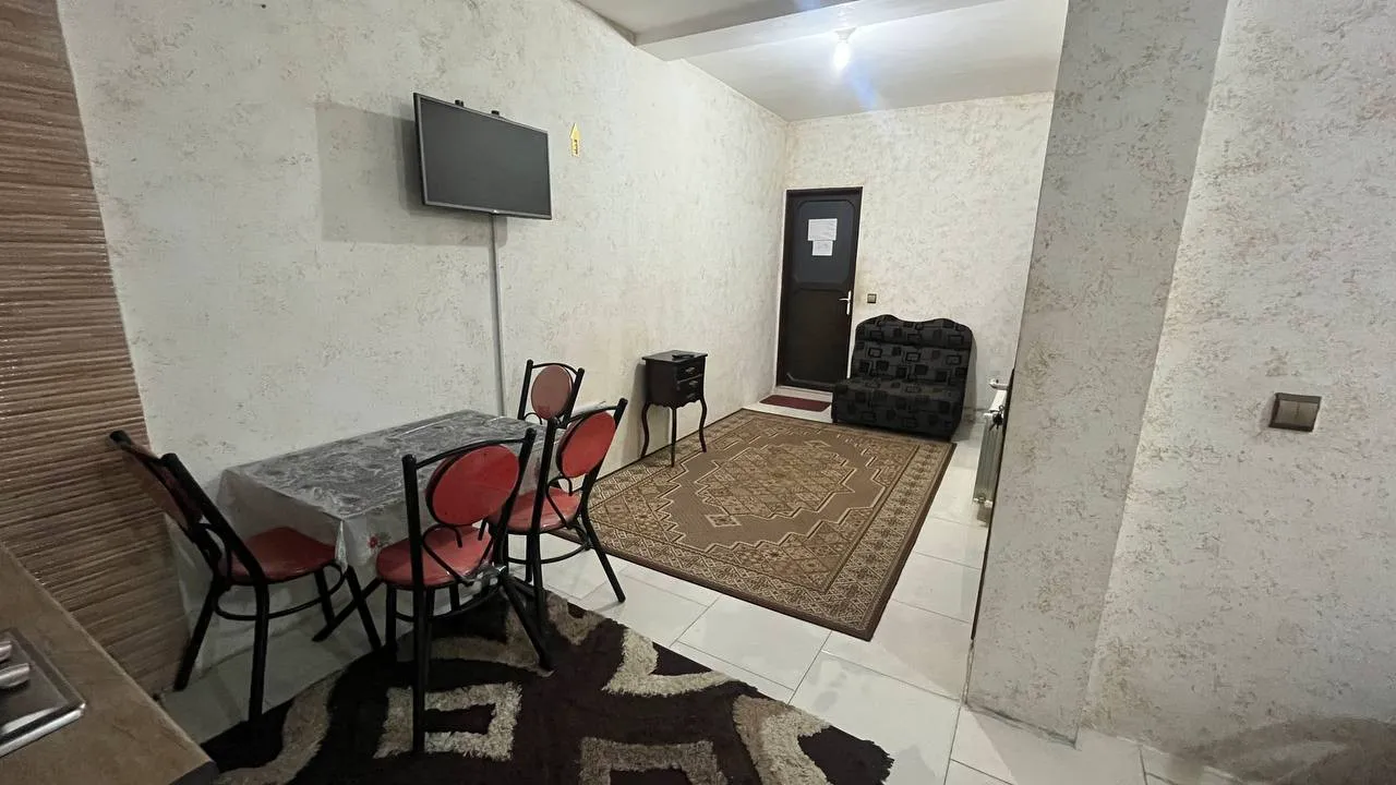 محوطه غذاخوری با میز و صندلی در هتل گل یاس