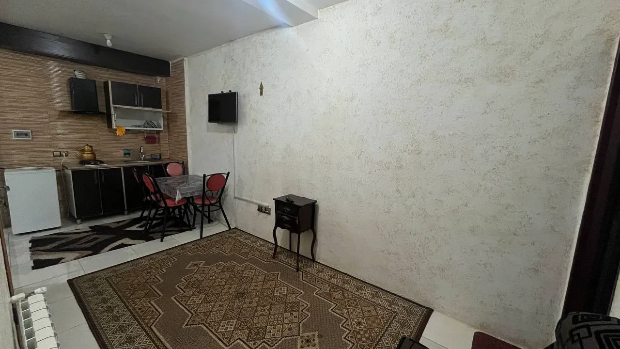 آشپزخانه و فضای نشیمن هتل گل یاس با فرش ایرانی