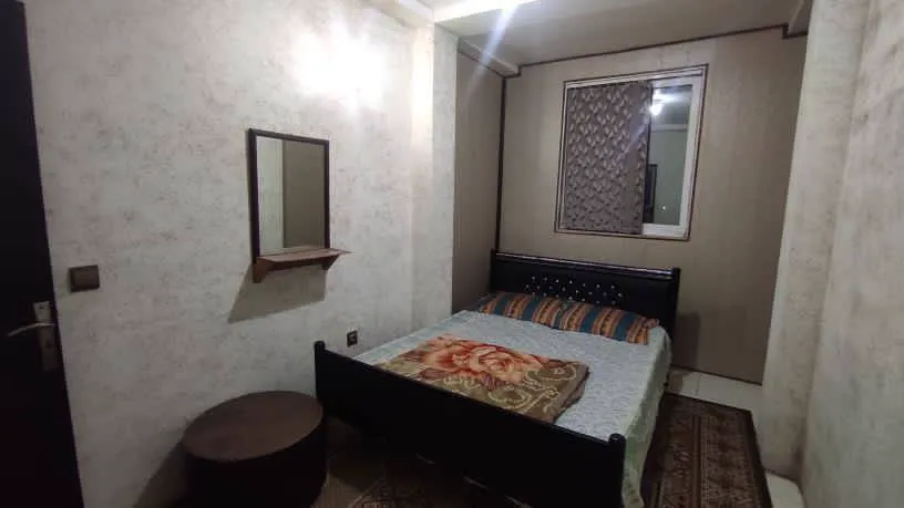 اتاق گل یاس با تخت دونفره و پنجره